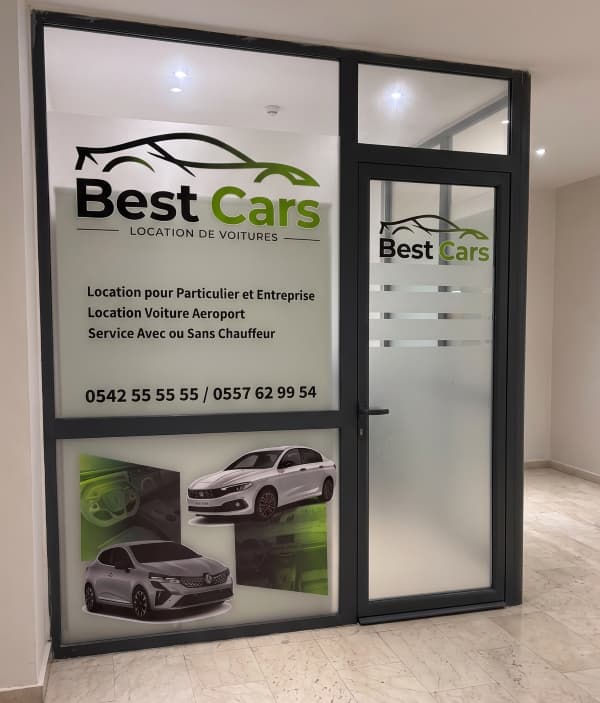 Vitrine de l'agence Best Cars à l'hôtel Best Night 2, Alger